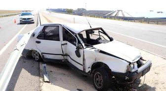 Bariyerlere çarpan otomobil iki büklüm oldu: 1 yaralı