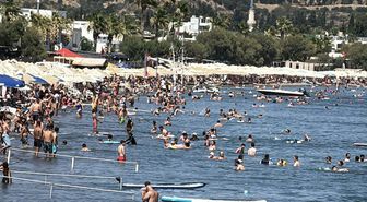 Bodrum'da Turistler Denize Akın Etti