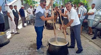 Burhaniye'de keşkek dövme geleneği devam ediyor