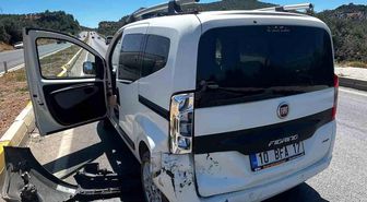 Burhaniye'de otomobiller çarpıştı