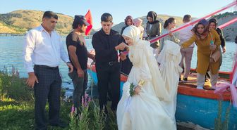 Çat Barajı'ndaki "yüzen adalar"da ilk nikah kıyıldı
