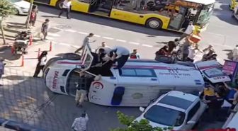 Fatih'te İETT Otobüsü Ambulansa Çarptı