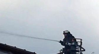 İki katlı binanın çatısında yangın