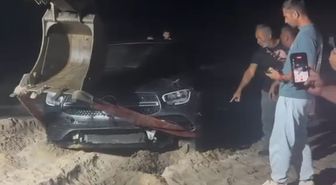 Kandıra'da otomobil denize girdi