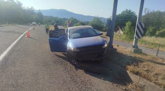 Karabük'te refüje çarpan otomobildeki 4 kişi yaralandı