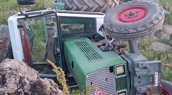 Kars'ta şarampole devrilen traktördeki 2 kişi yaralandı