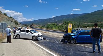 Kastamonu'da iki otomobilin çarpıştığı kazada biri çocuk 5 kişi yaralandı