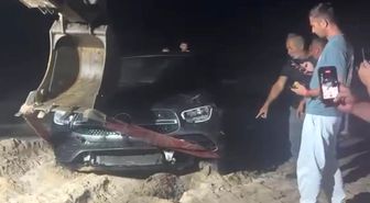 Kocaeli'de kontrolden çıkan otomobil denize uçtu