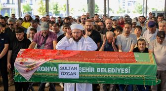 Konya'nın "Kırmızılı Kadın"ı son yolculuğuna uğurlandı