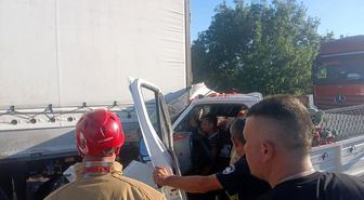 Manisa'da kamyonet tıra çarptı: 1'i ağır 2 yaralı