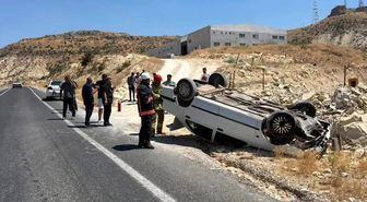Mardin'de otomobil takla attı: 2 yaralı