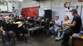 Motor ustalarının kurduğu 'Grup Sanayi' tamirhaneyi konser salonuna dönüştürüyor