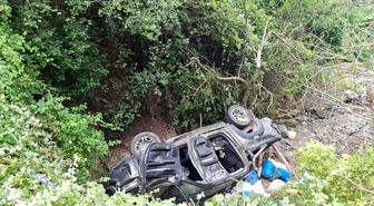 Otomobille çarpışan hafif ticari araç dereye uçtu: 7 yaralı