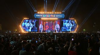 Şarkıcı Buray, Van Kültür Yolu Festivali'nde konser verdi