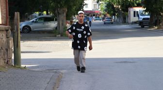 Serebral palsili Mahmut, her gün 1,5 kilometre mesafedeki camiye gidip geliyor