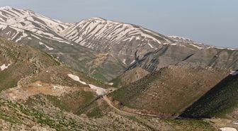 Şırnak'ta Kel Mehmet Dağları'nın karlı zirvesi ve yeşil etekleri dronla görüntülendi