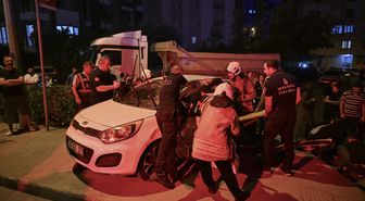 Ümraniye'de kamyon ile otomobilin çarpıştığı kazada 1'i ağır, 4 kişi yaralandı