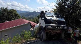 Beton mikseri evin çatısına düştü: Faciadan dönüldü