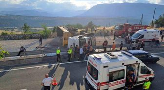 Devrilen çakıl yüklü tır alev aldı: 1 yaralı