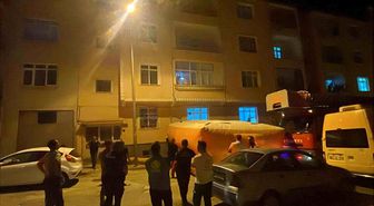 Evinin balkonundan atlamak isteyen şahsı, polisler ikna etti