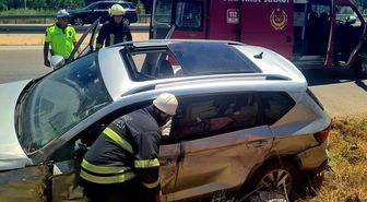 Gediz'de şarampoldeki toprak yığınına çarpan otomobildeki 2 kişi yaralandı