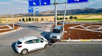 Hafif ticari araç otomobille çarpıştı: 7 yaralı