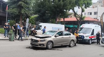 Kars'ta otomobil ile minibüsün çarpıştığı kazada 3 kişi yaralandı
