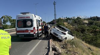 Kayseri'de şarampolde askıda kalan otomobilin sürücüsü yaralandı