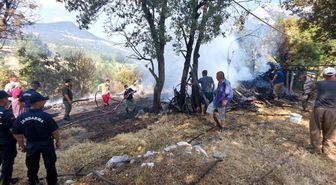 Kumluca'da odunlukta başlayan yangın boş evin bahçesine sıçradı