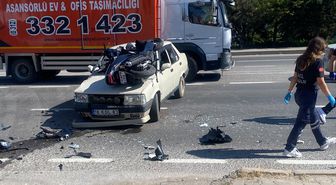 Motosiklet, çarpıştığı otomobilin üzerine düştü; 3 yaralı