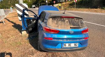 Refüje çarpan otomobildeki 2'si çocuk 4 kişi yaralandı