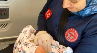 Şırnak'ta anne hastaneye yetişemedi, sağlık ekibi bebeği ambulansta doğurttu