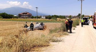 Taklalar atan otomobil buğday tarlasına uçtu: 1 yaralı