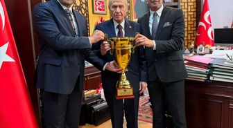 Türk boksunun Avrupa şampiyonluğu kupası, MHP Genel Başkanı Bahçeli'ye takdim edildi
