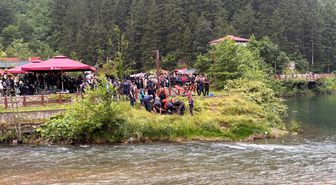 Uzungöl'de göle düşen turisti kurtarmak isteyen 2 kişi boğulma tehlikesi geçirdi; turistin cesedine ulaşıldı