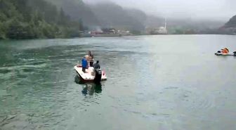 Uzungöl'e düşen çantayı kurtarmak için suya atlayan 2 Arap turistten 1'i kurtuldu, birisi kayıp