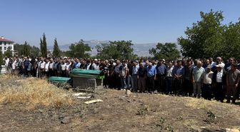 Adana'daki kazada hayatını kaybeden anne ile oğlunun cenazesi Kahramanmaraş'ta toprağa verildi