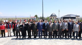 Ağrı Valisi Bozkurt şehitliği ziyaret etti