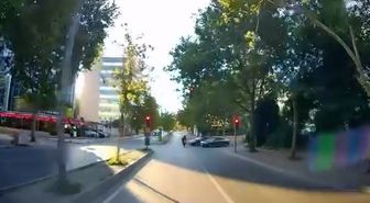 Ataşehir'de kırmızı ışıkta geçen motosiklete otomobilin çarptığı kaza kamerada