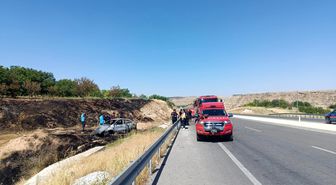Bariyerlere çarpan otomobil alev aldı: 1 ölü, 1 ağır yaralı