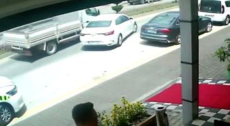 Bolu'da park yerinden çıkan otomobile kamyon çarptı