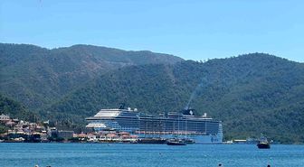 Dev yolcu gemisi Marmaris'e 5 bin yolcu ve mürettebatıyla demir attı
