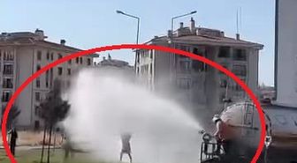 Diyarbakır'da 39 derecede çocuklar, belediye aracından püskürtülen suyla serinledi