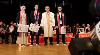 Erciyes Üniversitesi Mühendislik Fakültesinde mezuniyet sevinci
