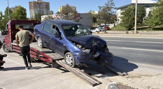 Eskişehir'de akaryakıt istasyonu tabelasına çarpan otomobilin sürücüsü yaralandı