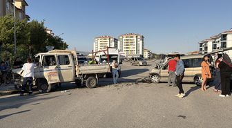 Eskişehir'de kamyonetle hafif ticari aracın çarpıştığı kazada 3 kişi yaralandı