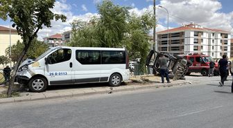 Eskişehir'de minibüsle otomobilin çarpıştığı kazada 8 kişi yaralandı