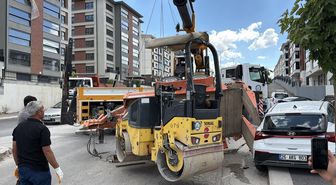 Eskişehir'de yol silindirinin otomobilin üzerine devrildiği kazada 2 kişi yaralandı
