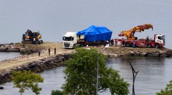 Giresun'da kayalıklara çıkan Sahil Güvenlik botu olay yerinden kaldırıldı