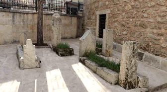 Her gün yüzlerce kişi önünden geçiyor, bu mezar tarihe ışık tutuyor